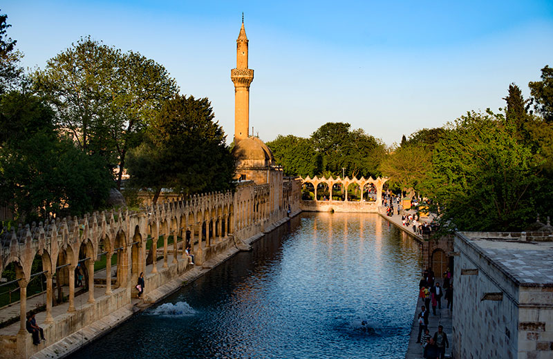 Urfa Apart ile Balıklıgöl’ü Keşfet: İnanç ve Tarih Burada Buluşuyor